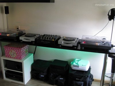 Our MEMBERS can Enlarge : DJ Booth with light